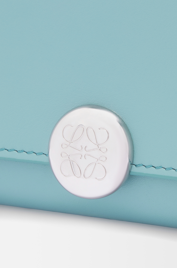 LOEWE 亮面納帕小牛皮 Pebble 小型直式錢包 水色