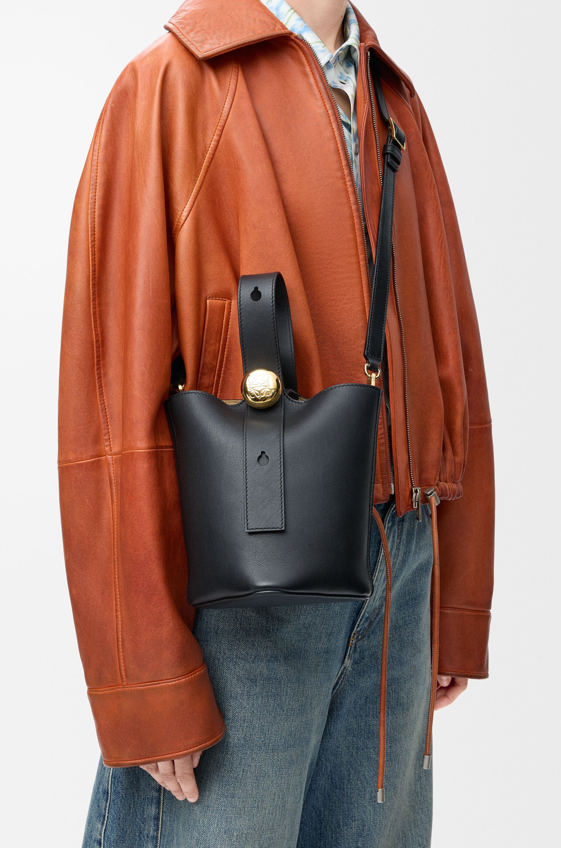 LOEWE ペブル バケットバッグ ミニ スムースカーフ ペブル バケットバッグ ミニ（スムースカーフ） ブラック - LOEWE