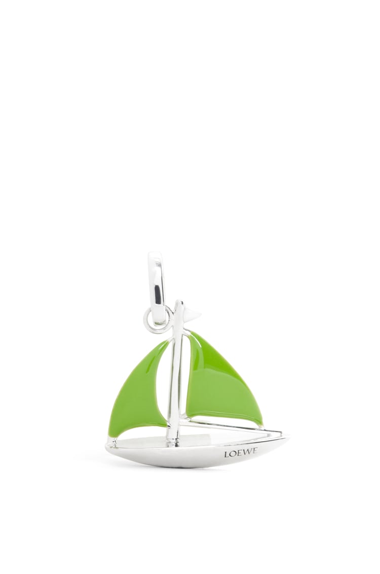 LOEWE Charm Sailboat en plata de ley y esmalte Plateado/Blanco/Verde