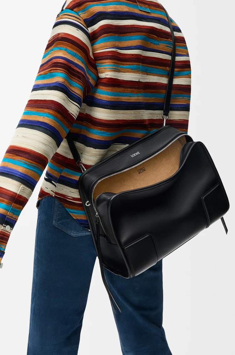 LOEWE Bolso Amazona 180 grande en piel de ternera suave Negro