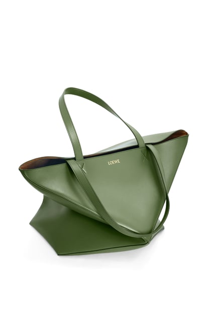 LOEWE XL Puzzle Fold Tote in shiny calfskin 獵人綠 plp_rd