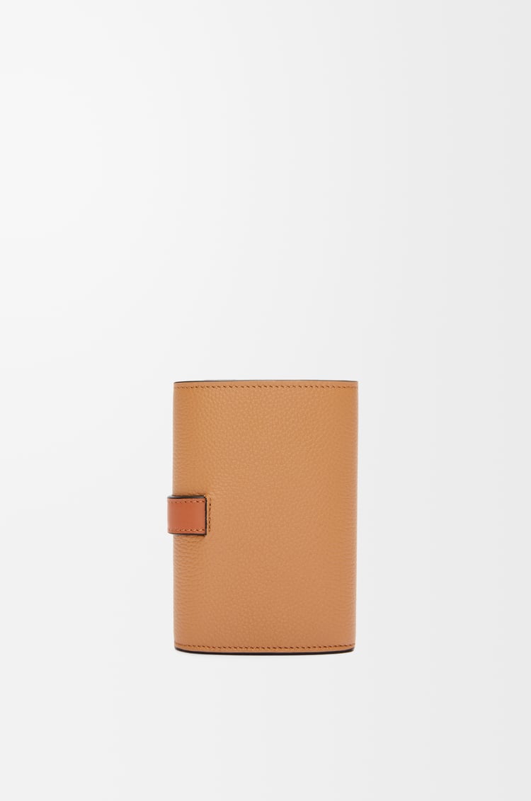 LOEWE Cartera vertical pequeña en piel de ternera Toffee/Bronceado