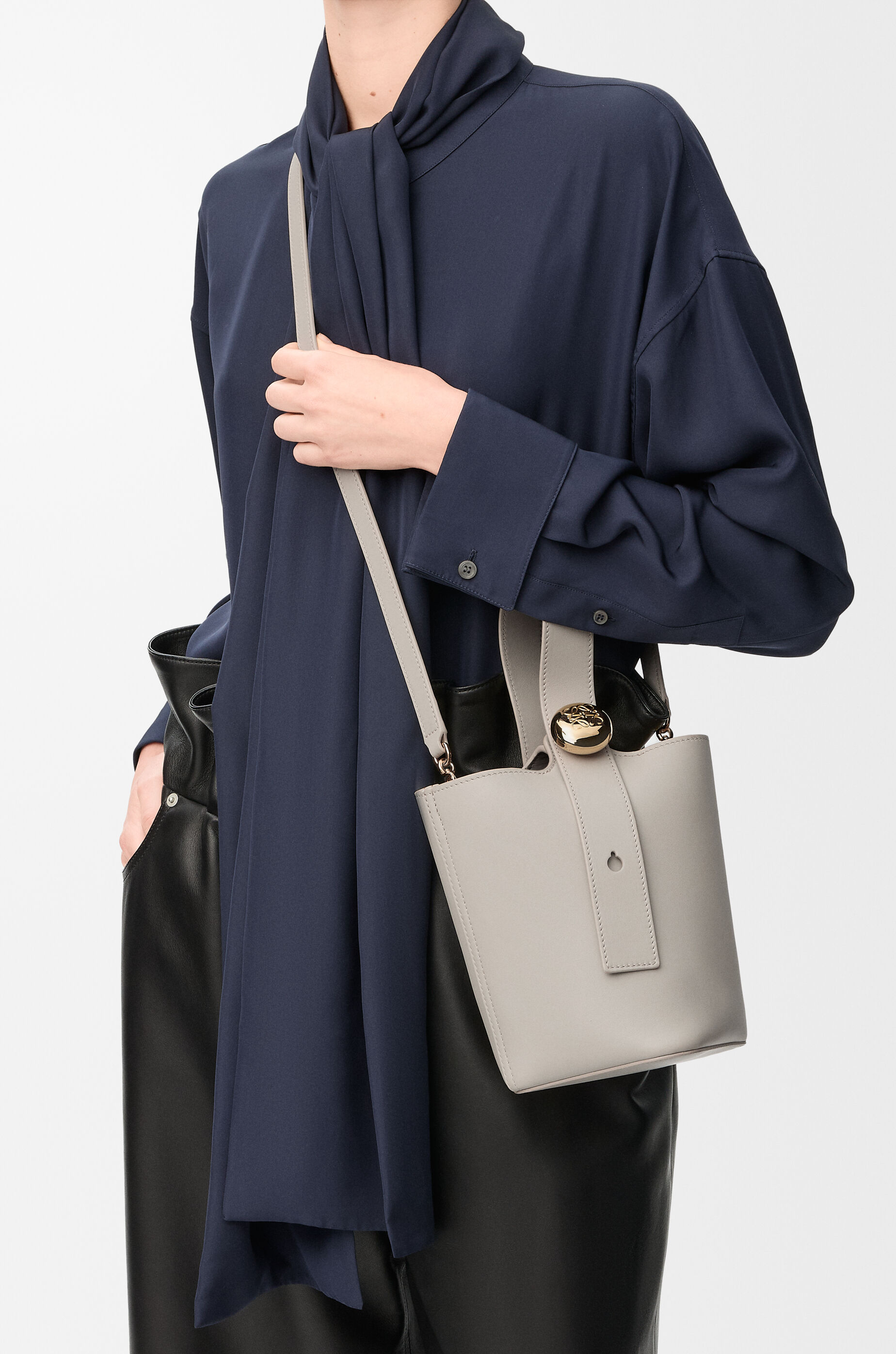 ペブル バケットバッグ ミニ（スムースカーフ） グレー - LOEWE