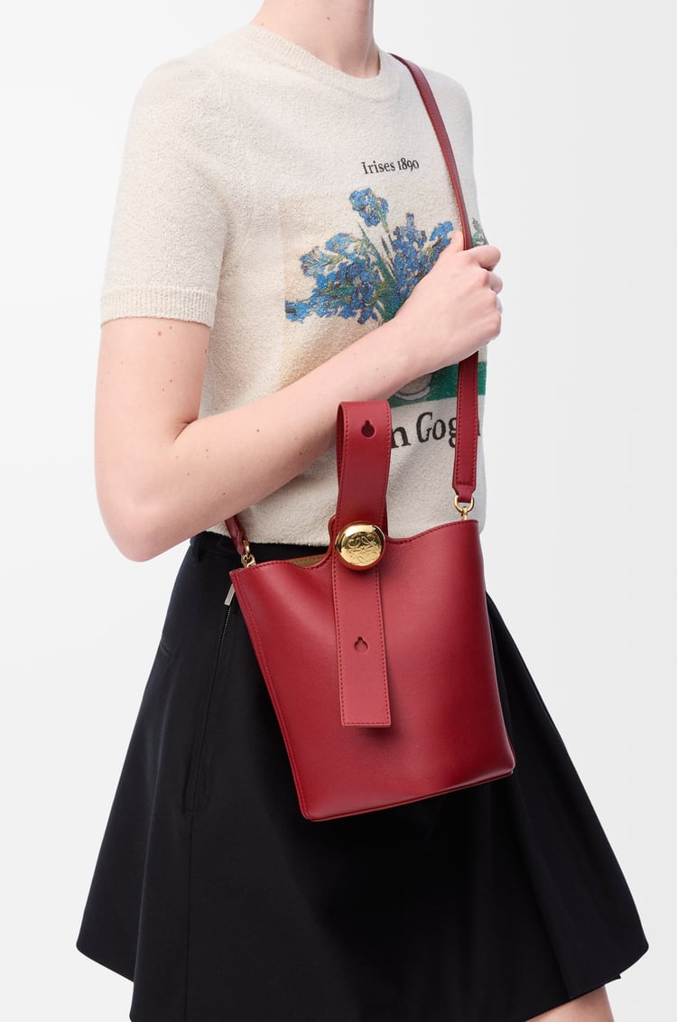 LOEWE 迷你光滑牛皮革 Pebble Bucket 水桶手袋 焦糖红