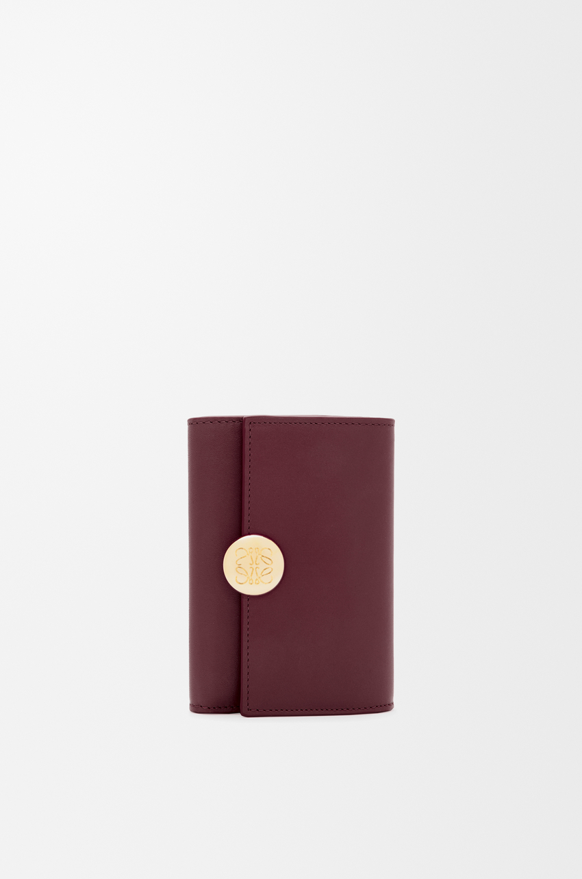 Pebble small vertical wallet in shiny nappa calfskin