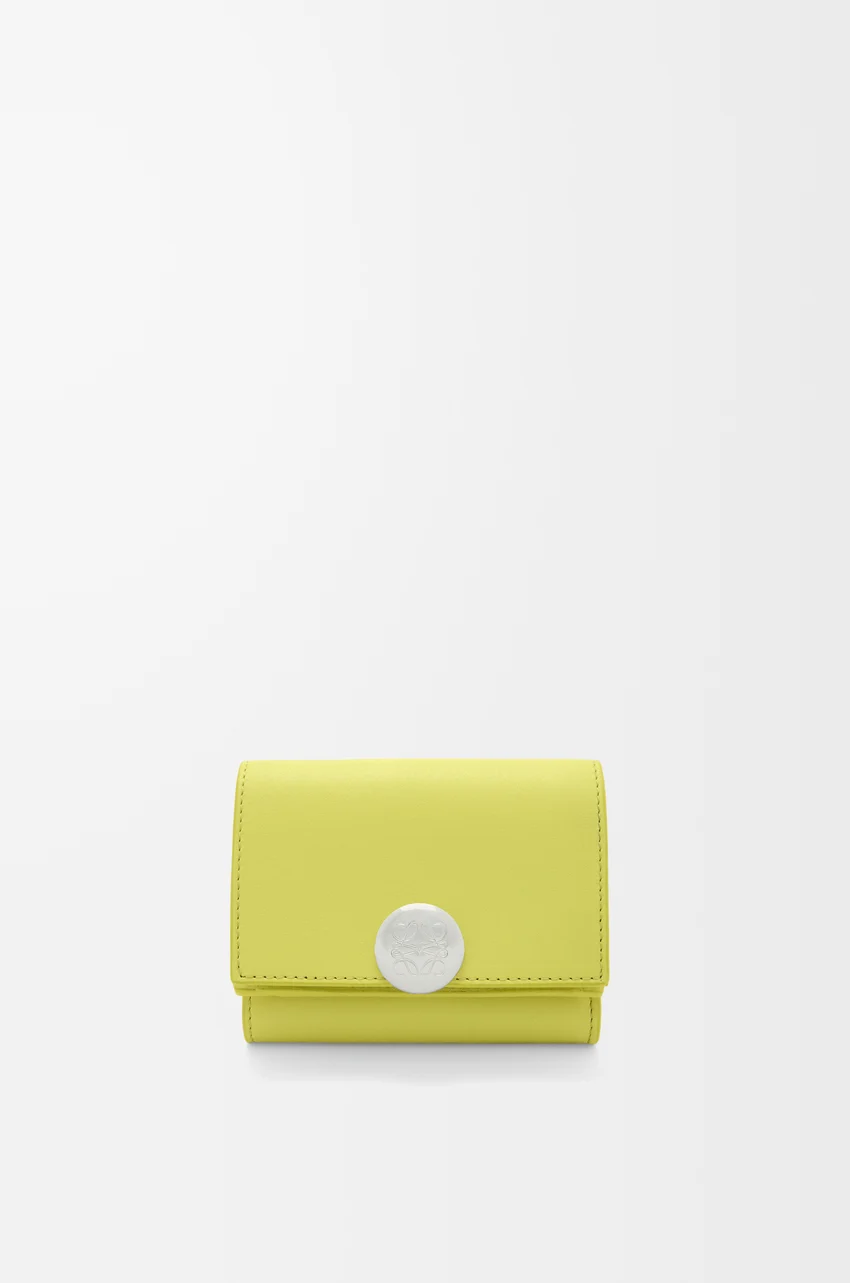 Pebble trifold wallet in shiny nappa calfskin
