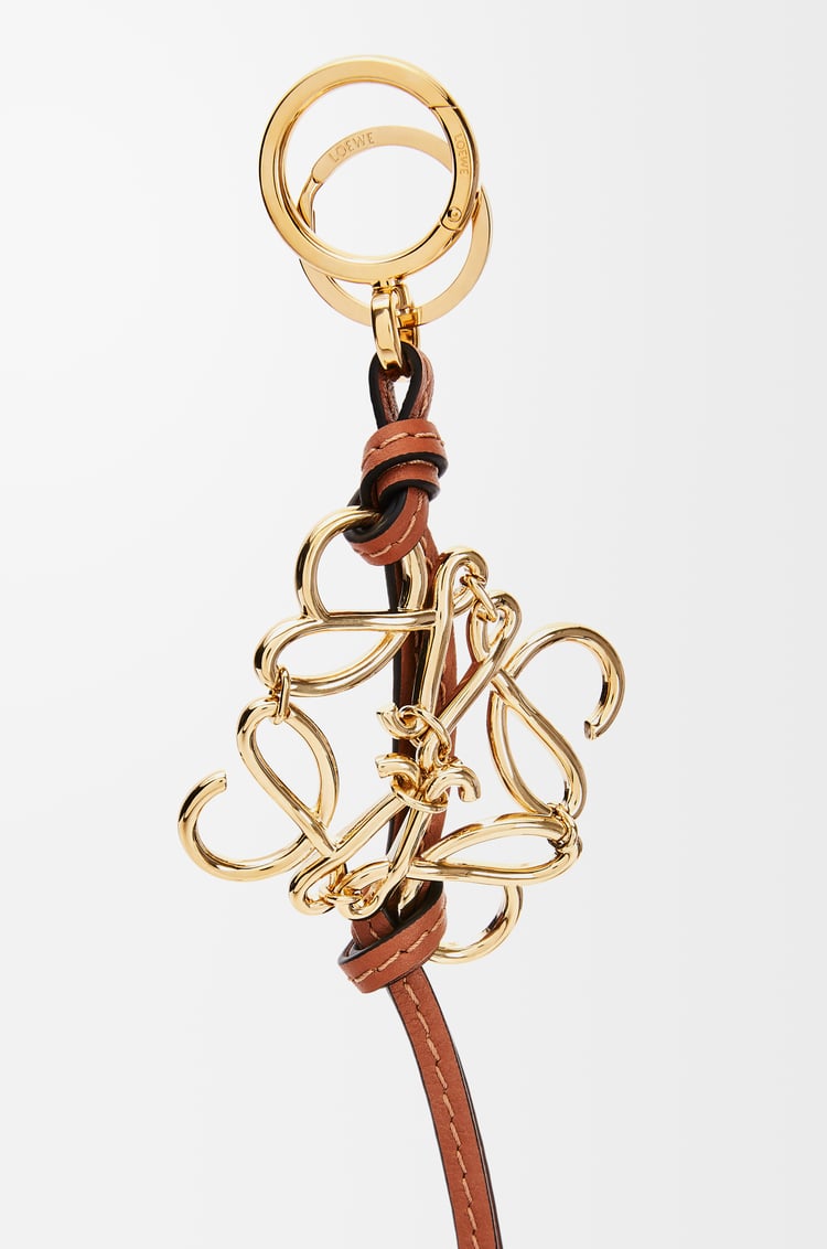 LOEWE Charm Anagram en piel de ternera Dorado / Bronceado