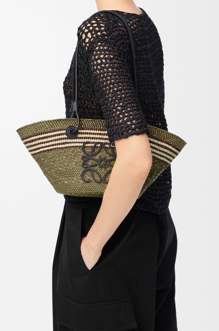 LOEWE Bolso capazo Anagram pequeño en palma de iraca y piel de ternera null