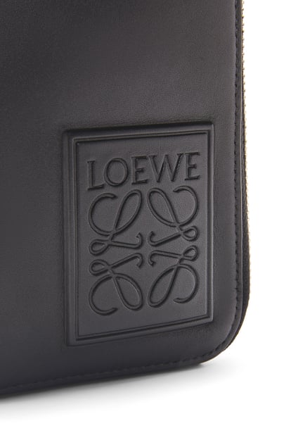 LOEWE Vertical Crossbody Pocket en piel de ternera Negro plp_rd
