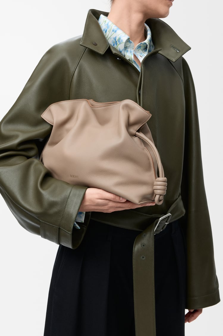LOEWE Borsa Flamenco Clutch media in nappa di vitello Sabbia