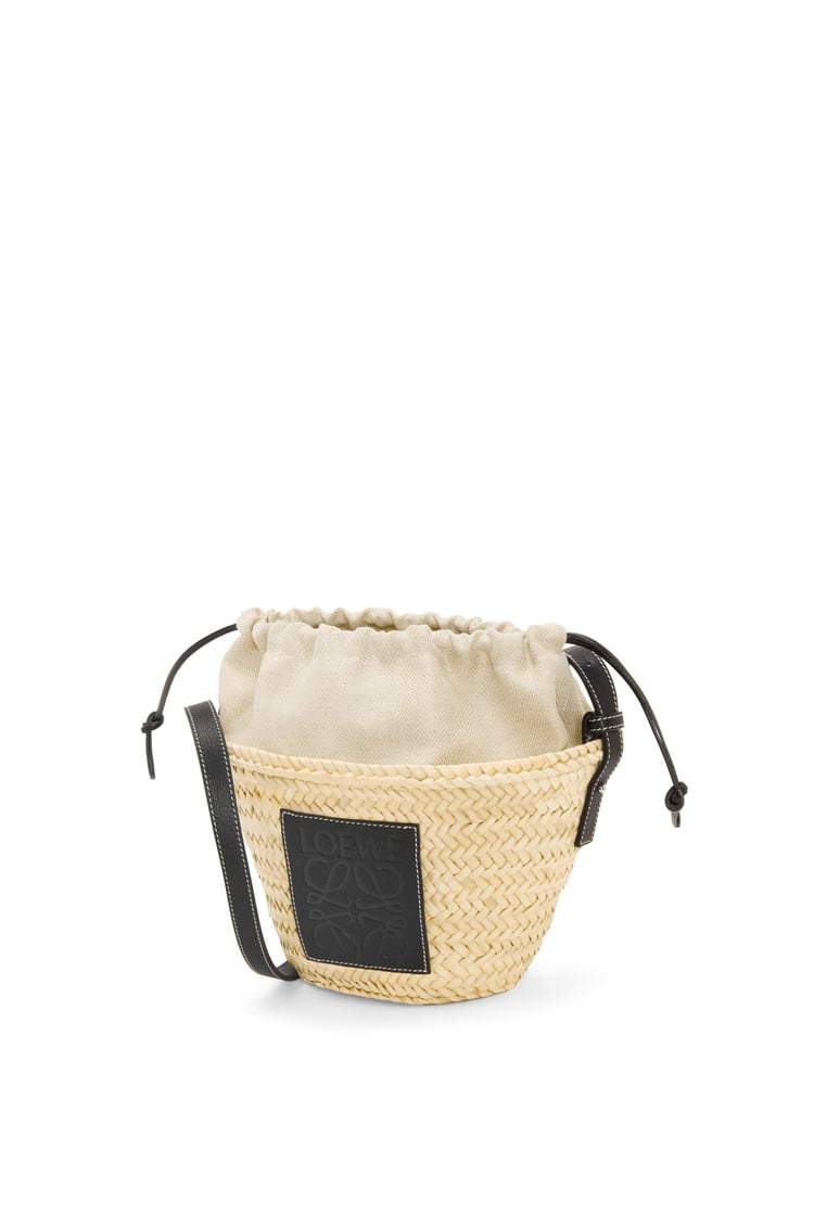 LOEWE Drawstring bucket bag in palm leaf and calfskin Natural/Black
