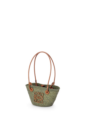 LOEWE 迷你伊拉卡棕榈纤维和牛皮革 Anagram Basket 手袋 Khaki Green/Tan plp_rd