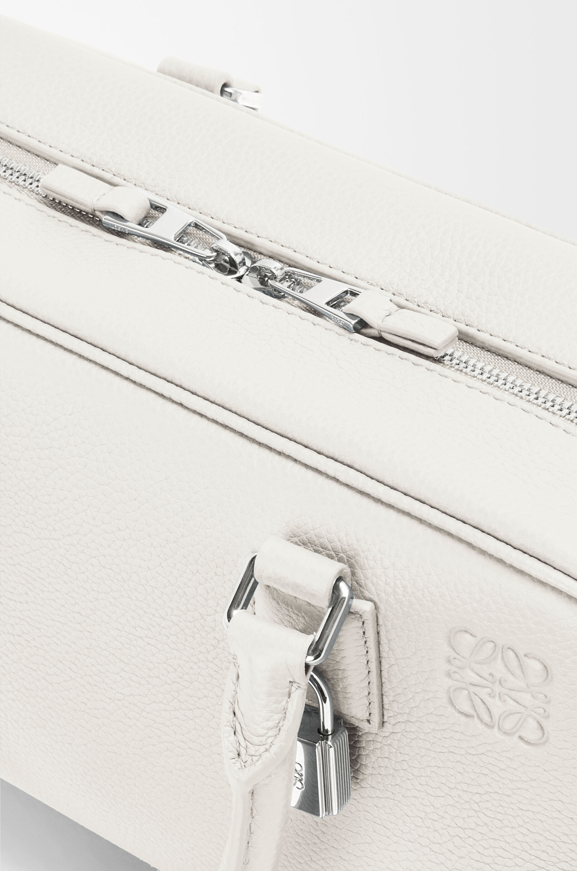 アマソナ23 バッグ（ソフトグレインカーフ） ホワイト - LOEWE