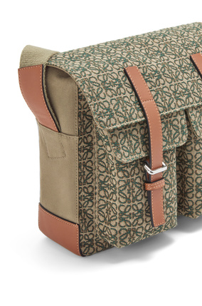 LOEWE Bolso satchel Military en piel de ternera con jacquard de Anagrama Verde Kaki/Bronceado