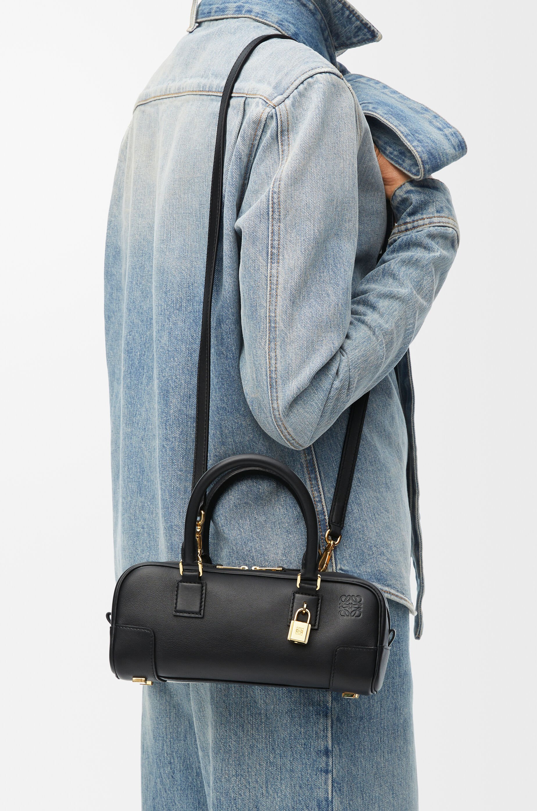 アマソナ23 クロップド バッグ（ナパカーフ） ブラック - LOEWE