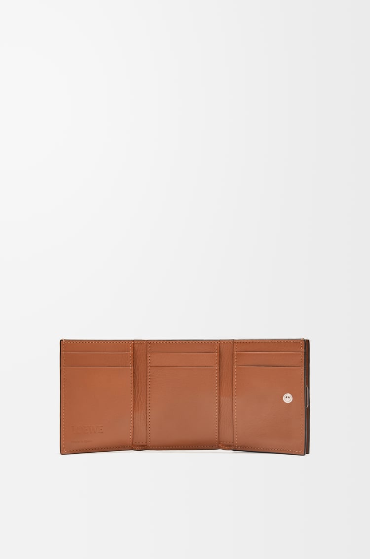 LOEWE アナグラム トライフォールド ウォレット（ペブルグレインカーフ） タン