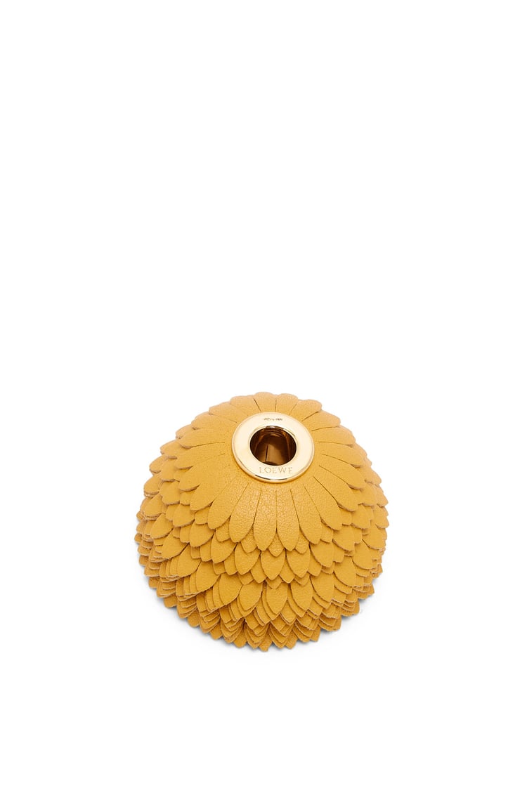 LOEWE Charm fleur en cuir de veau Tournesol