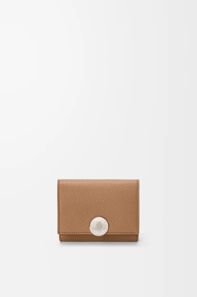 LOEWE Cartera con tres pliegues Pebble en piel de ternera graneada Moca