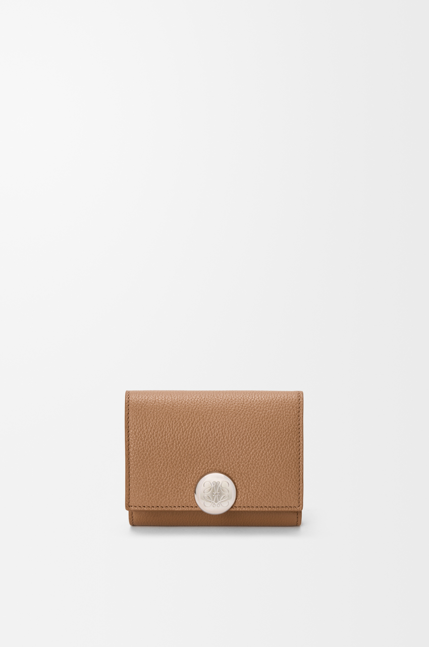 Pebble trifold wallet in pebble grained calfskin