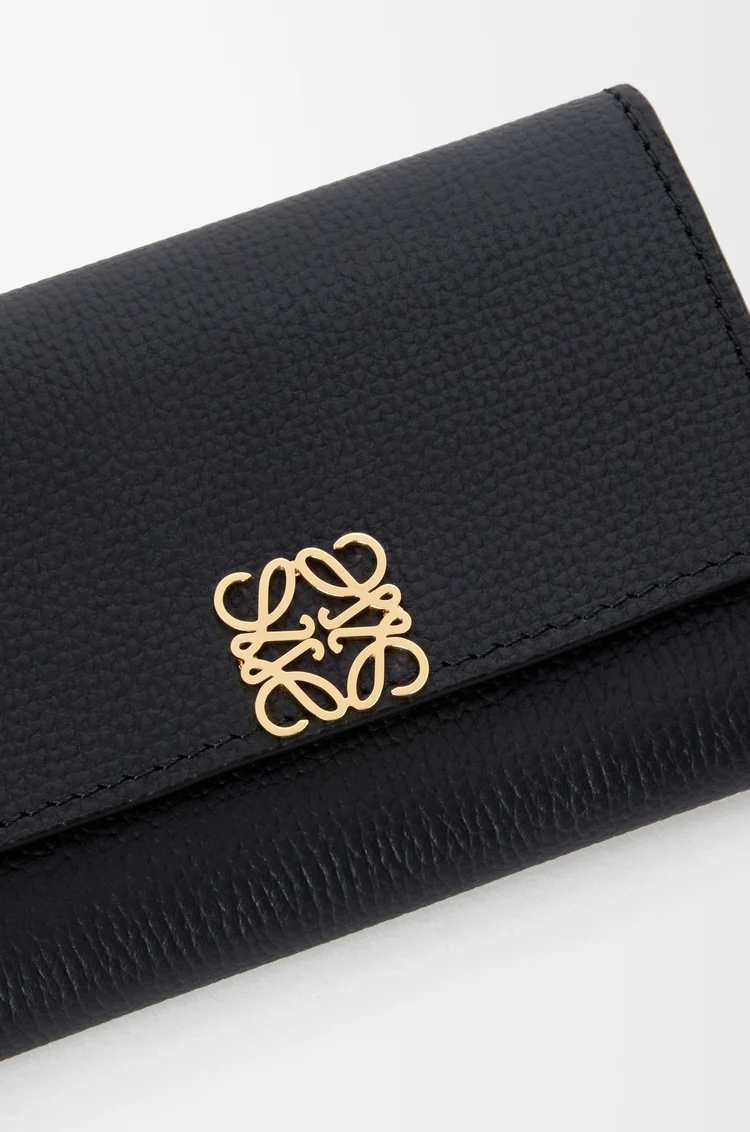 LOEWE Petit portefeuille vertical Anagram en cuir de veau grainé Noir/Doré