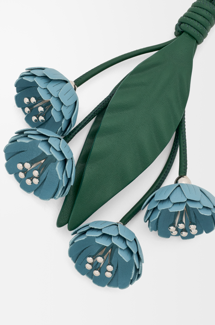 LOEWE 经典牛皮革花卉挂饰 蓝色/绿色