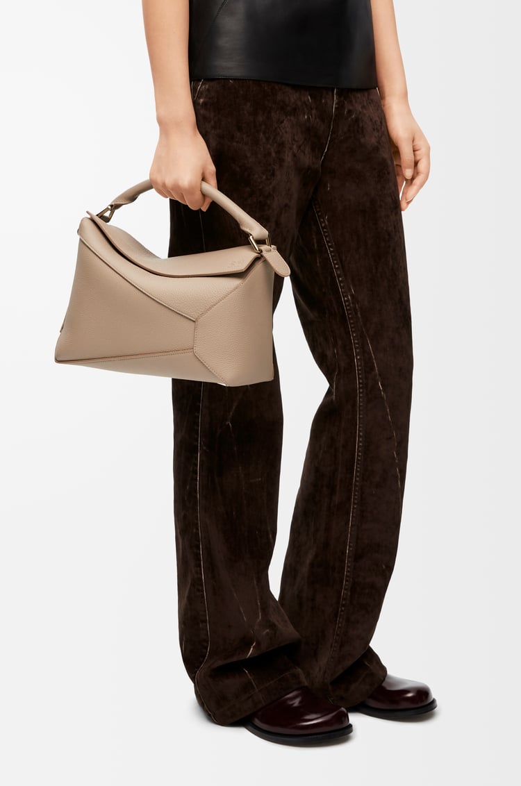 LOEWE パズルエッジ バッグ ミディアム（ソフトグレインカーフ） サンド