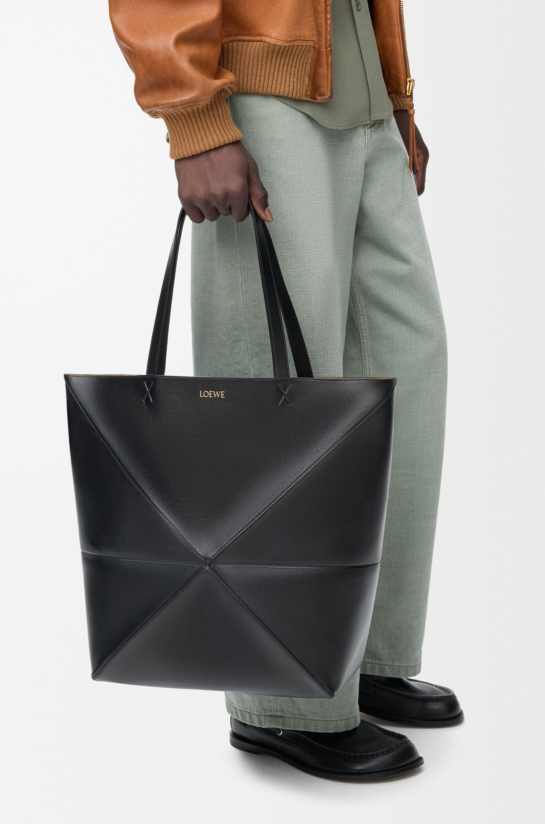 パズルフォルド トート XL（シャイニーカーフ） ブラック - LOEWE