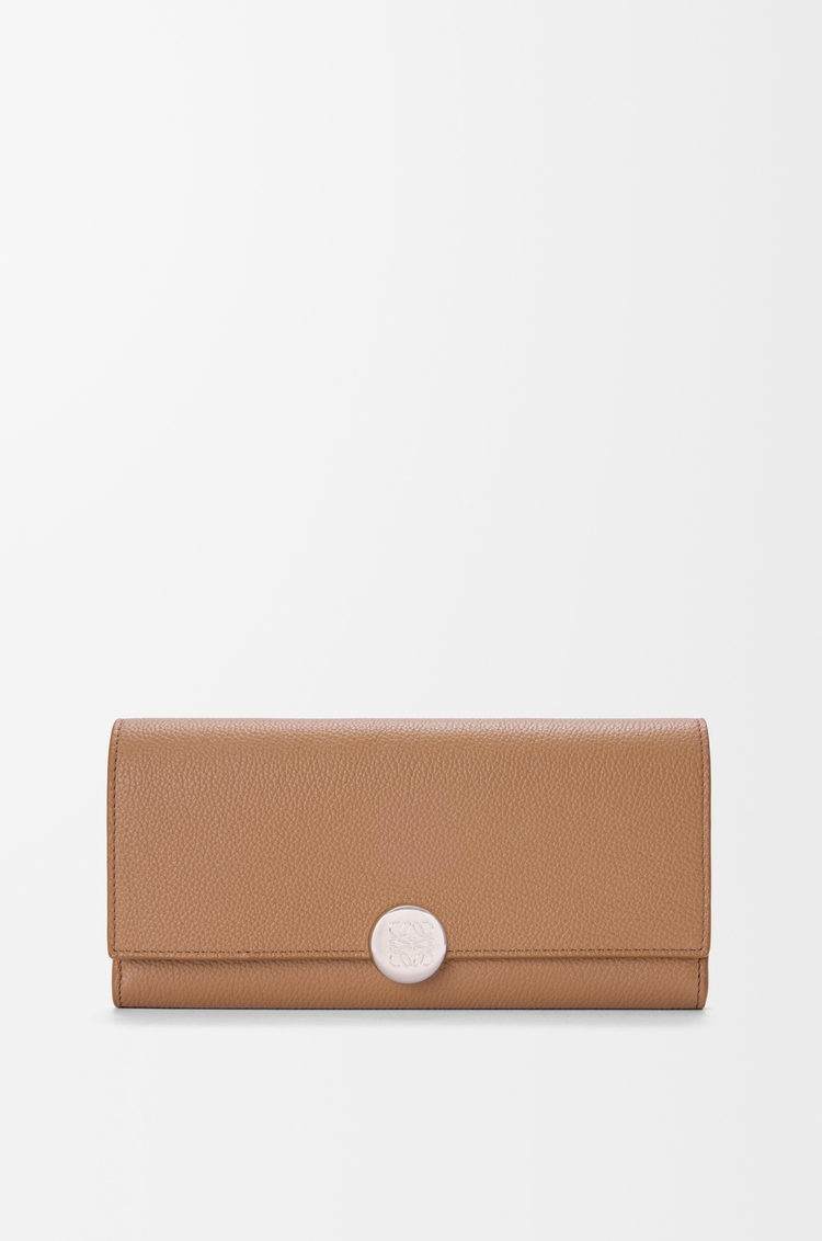 LOEWE Cartera continental Pebble en piel de ternera graneada mini Moca