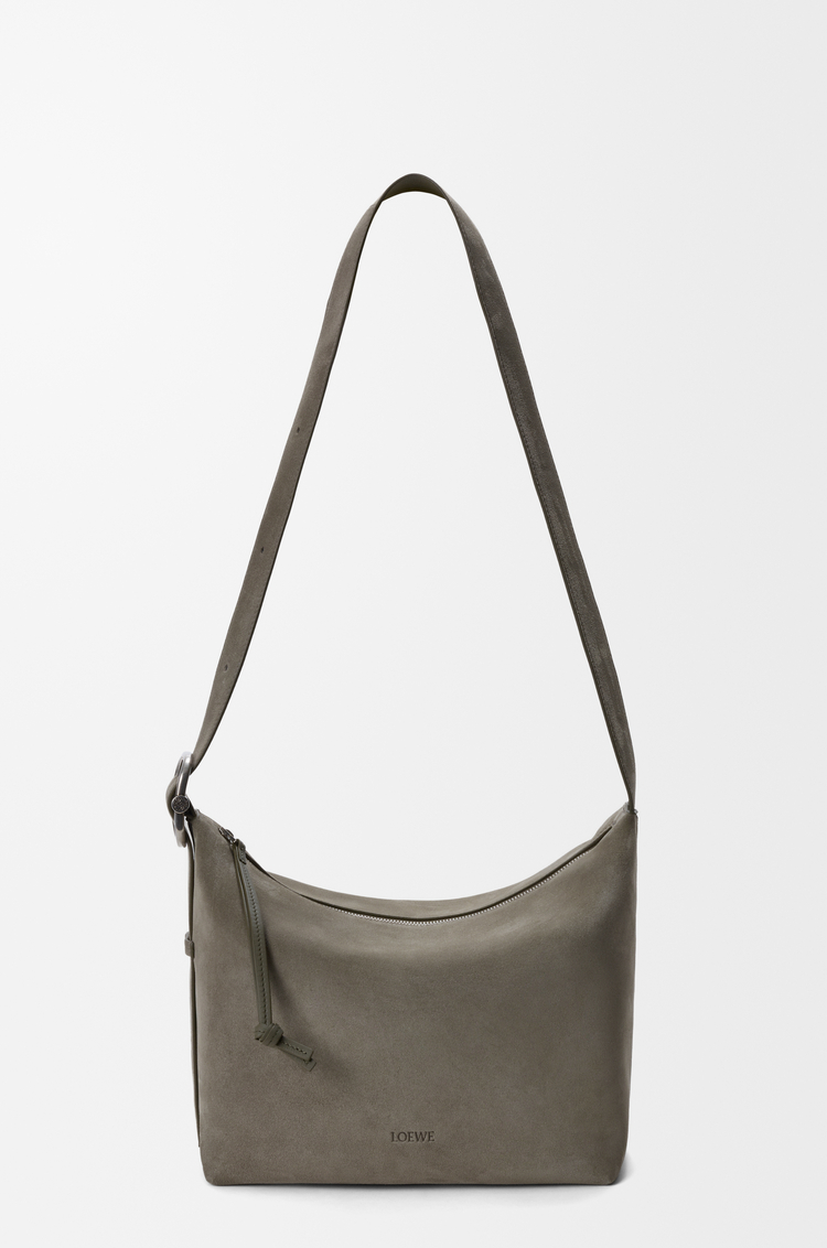 LOEWE Mittelgroße Loop Hobo Bag aus Velours-Kalbsleder Helles Khaki