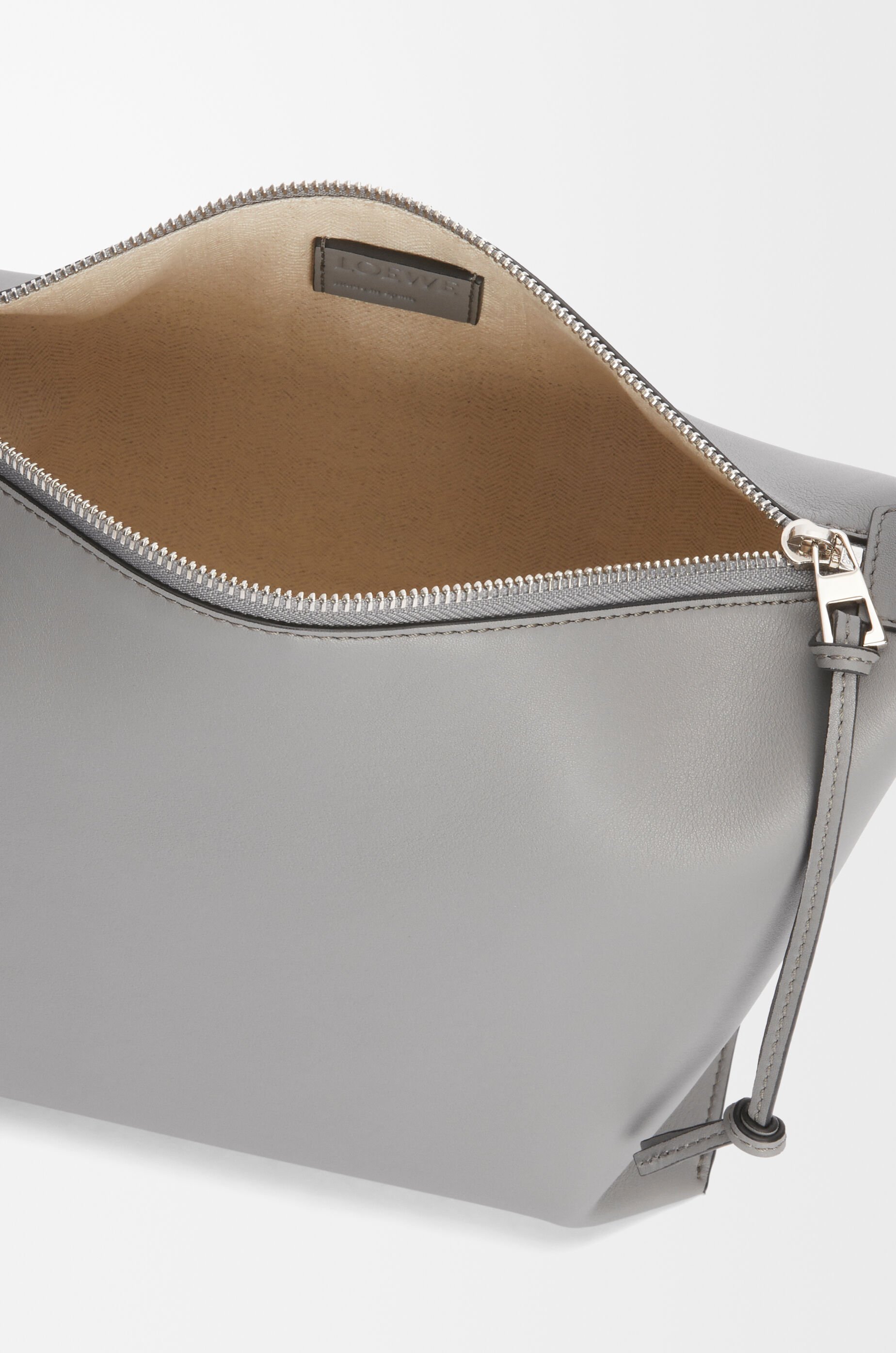 【LOEWE】キュービ スモール レザー クロスボディバッグ グレー Small Cubi crossbody bag in supple smooth calfskin and