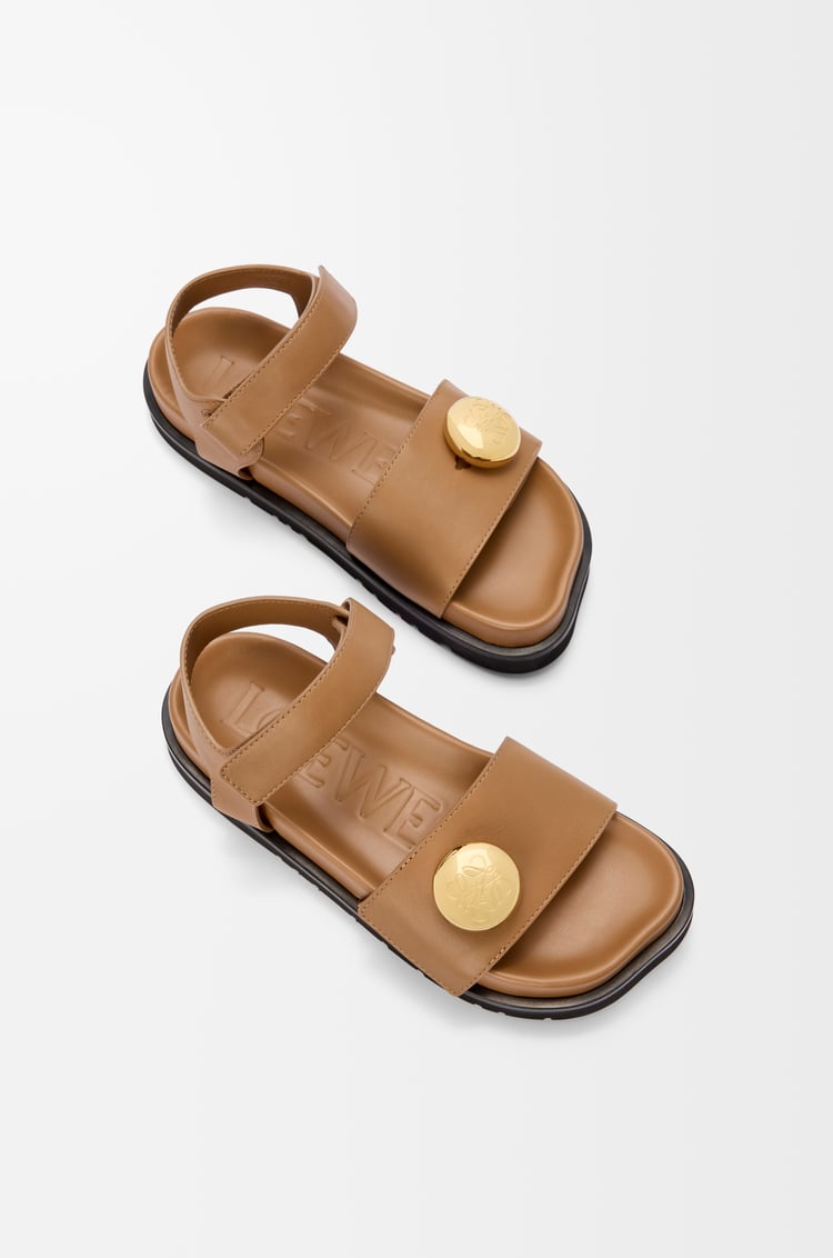 LOEWE Pebble Fußbett Sandale aus weichem Kalbsleder Eichenholzfarben