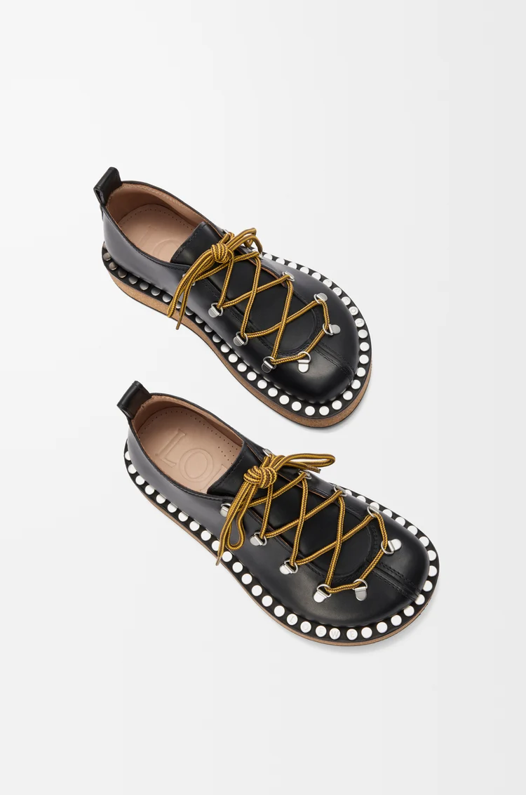 LOEWE Souliers à lacets Rivet en cuir de veau tanné végétal Noir