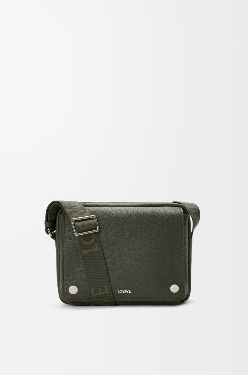 LOEWE Bolso Pebble Messenger mediano en piel de ternera graneada flexible Verde Caqui Oscuro