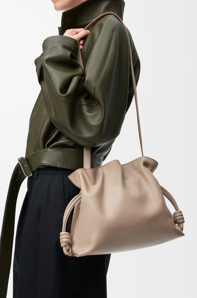 LOEWE Borsa Flamenco Clutch media in nappa di vitello Sabbia