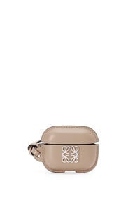 LOEWE AirPod Pro case in smooth calfskin Sand pdp_rd