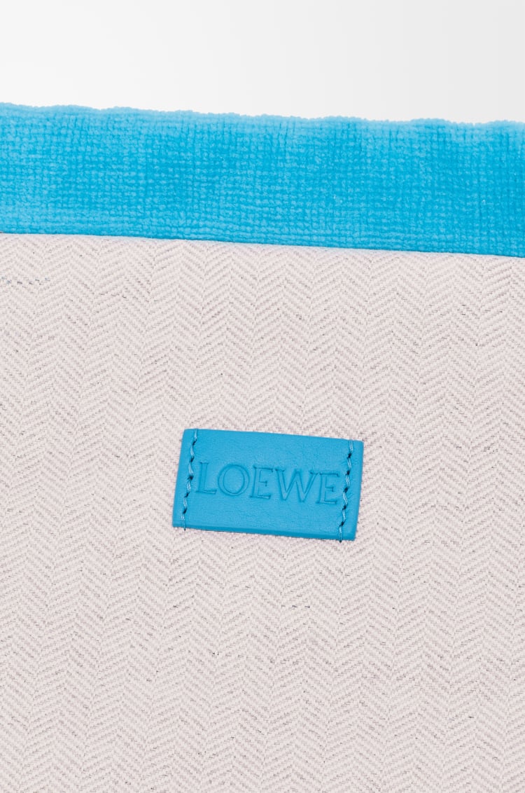 LOEWE ドローストリング ポーチ ミディアム（テリークロス） ライトブルー