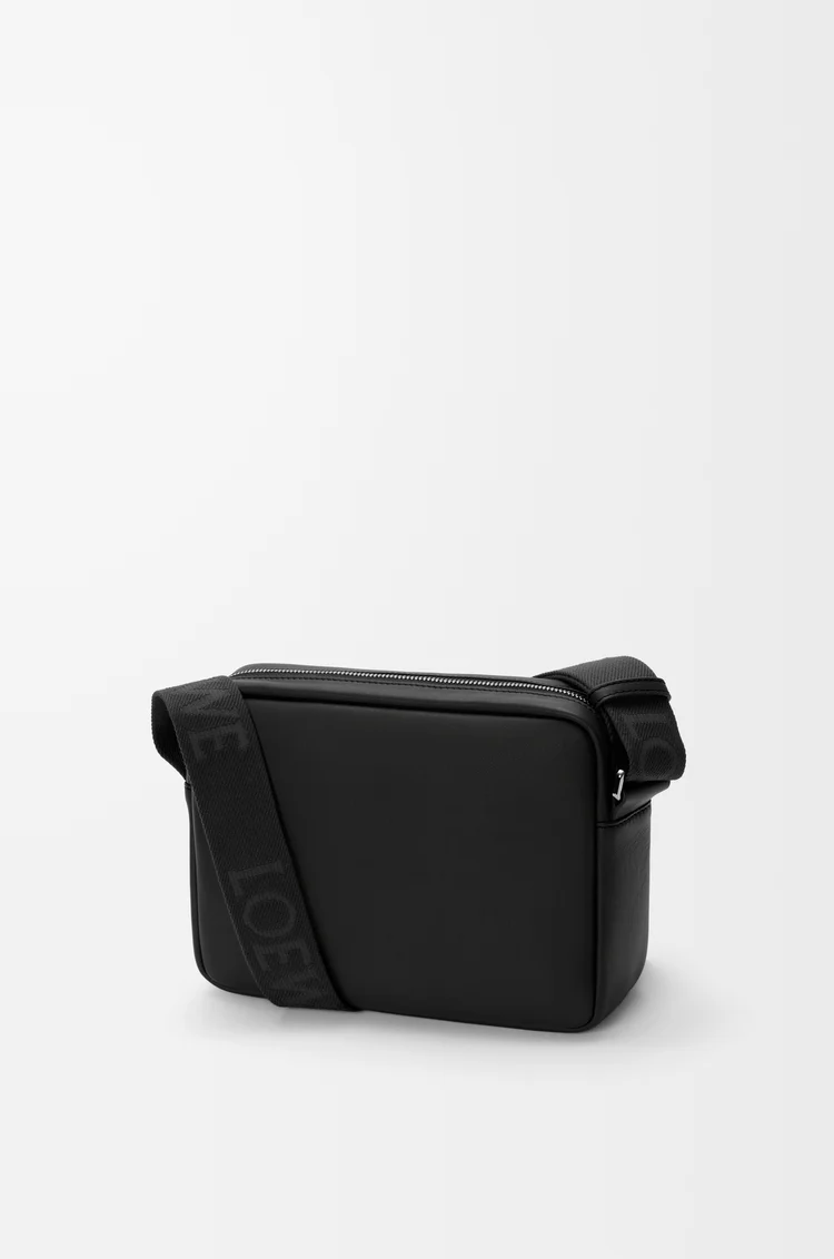 LOEWE 中型光滑小牛皮 Pebble 郵差包 黑色