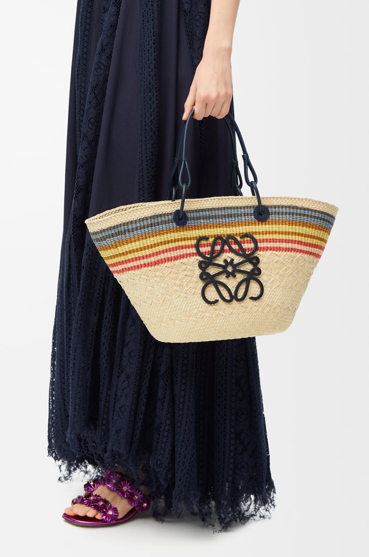 LOEWE Bolso capazo Anagram mediano en palma de iraca y piel de ternera Natural/Multicolor