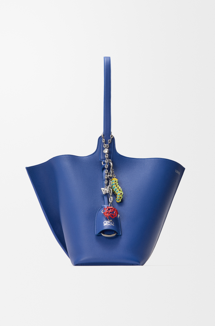 LOEWE Charm Scarabeo Anagram Plateado/Rojo