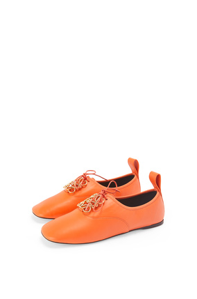 LOEWE Zapato derby en suave piel de cordero con anagrama Naranja Roja plp_rd