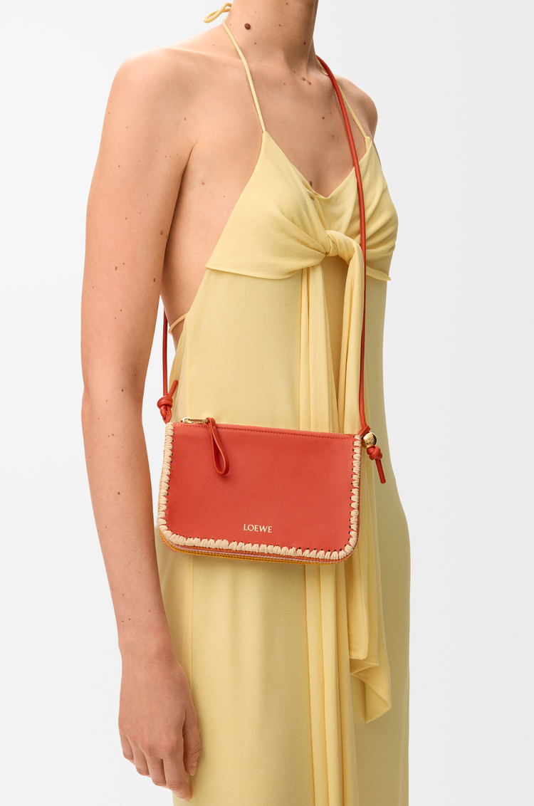 LOEWE 经典牛皮革和拉菲草 Rio 手拿包 深红色