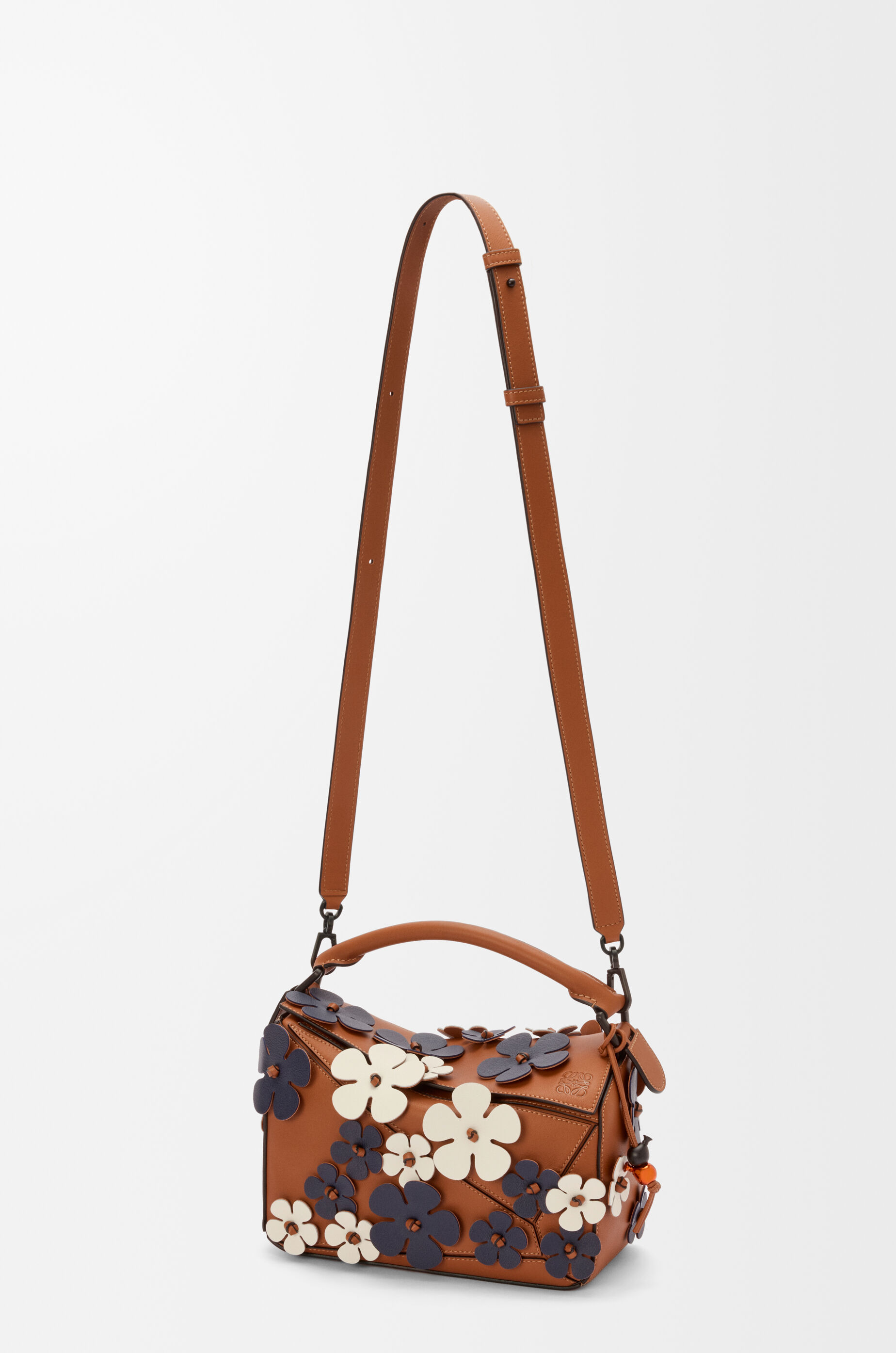 最終価格ロエベ パズチャーム(プルメリア) 限定モデル】LOEWE*プルメリアパズルバッグチャーム (LOEWE/バッグ