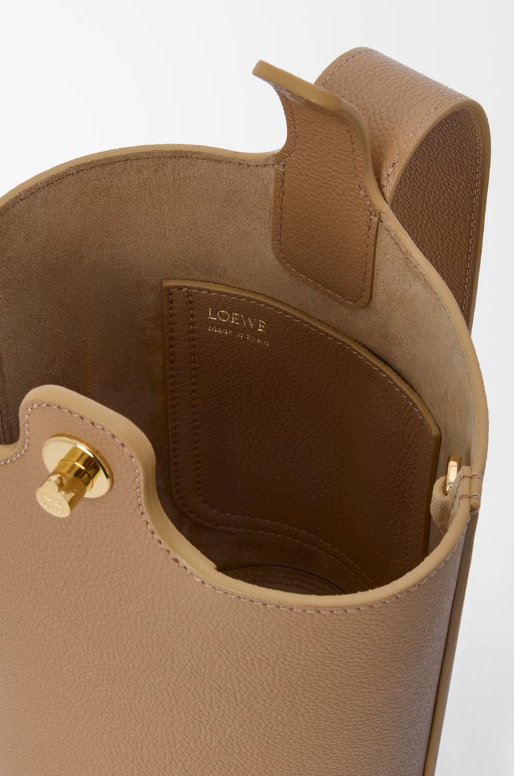 LOEWE Borsa a secchiello Pebble mini in morbida pelle di vitello granata Latte