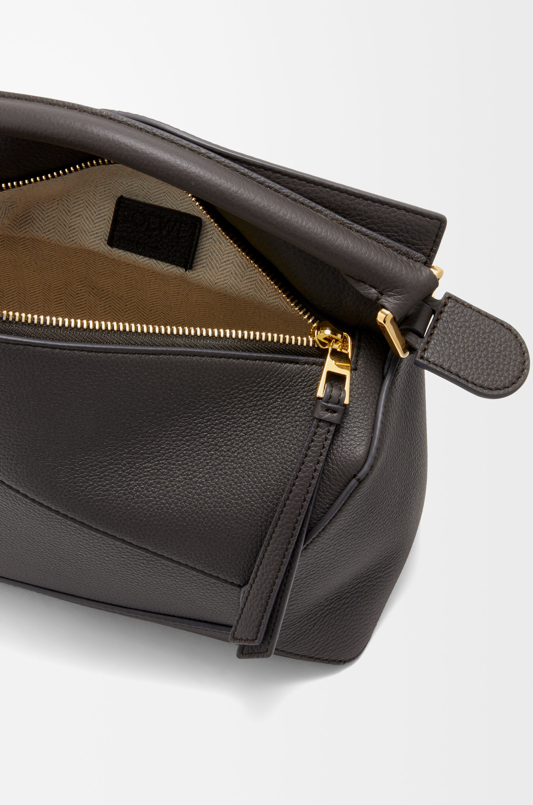 LOEWE 小型柔軟粒面小牛皮 Puzzle 包款 深灰色