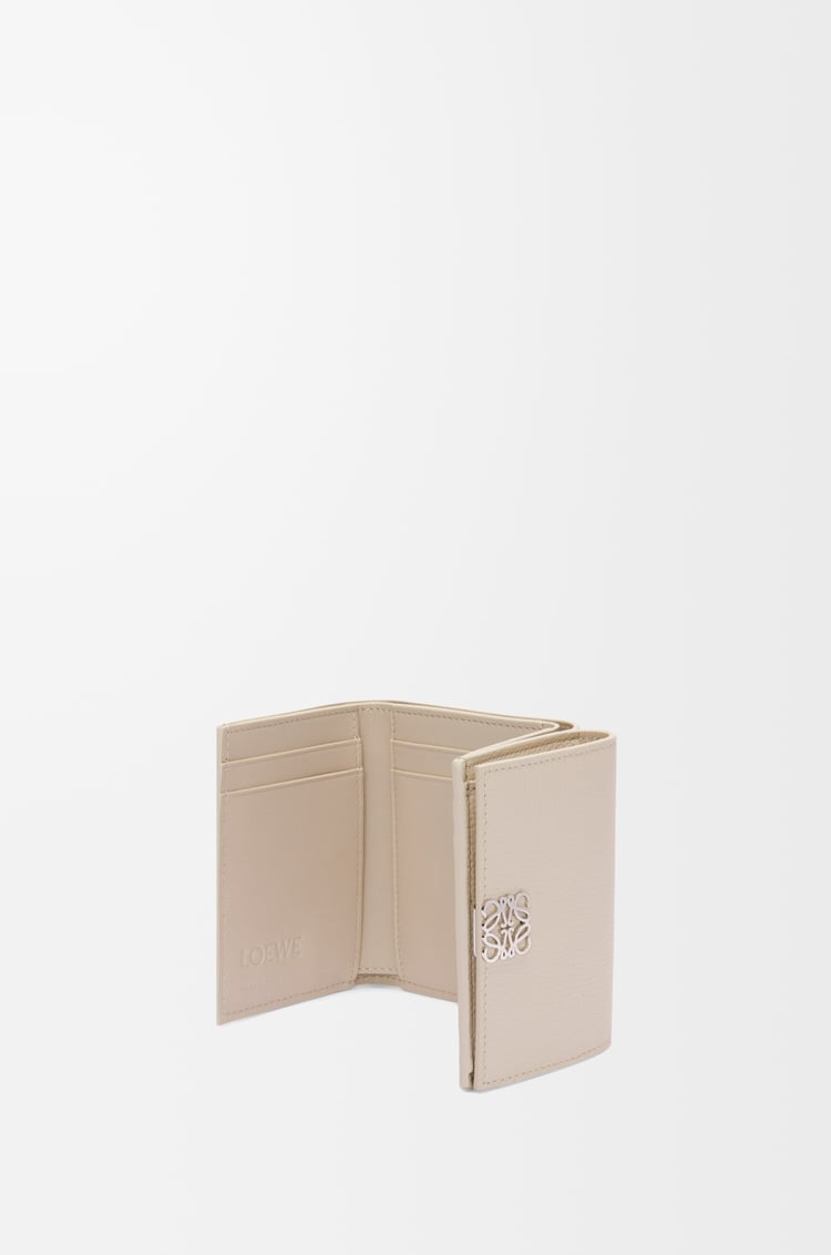 LOEWE 鵝卵石紋小牛皮 Anagram 三摺錢包 淺灰色