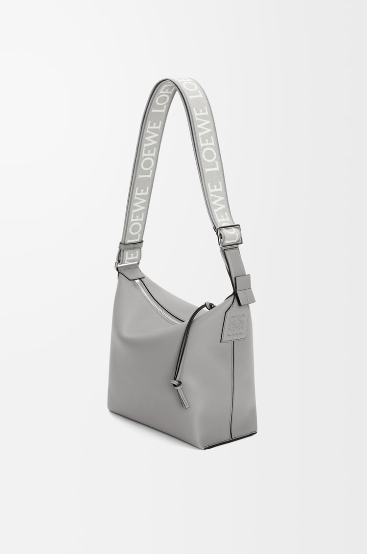LOEWE キュービィ クロスボディバッグ スモール（サプルスムースカーフ&ジャカード） アスファルトグレー
