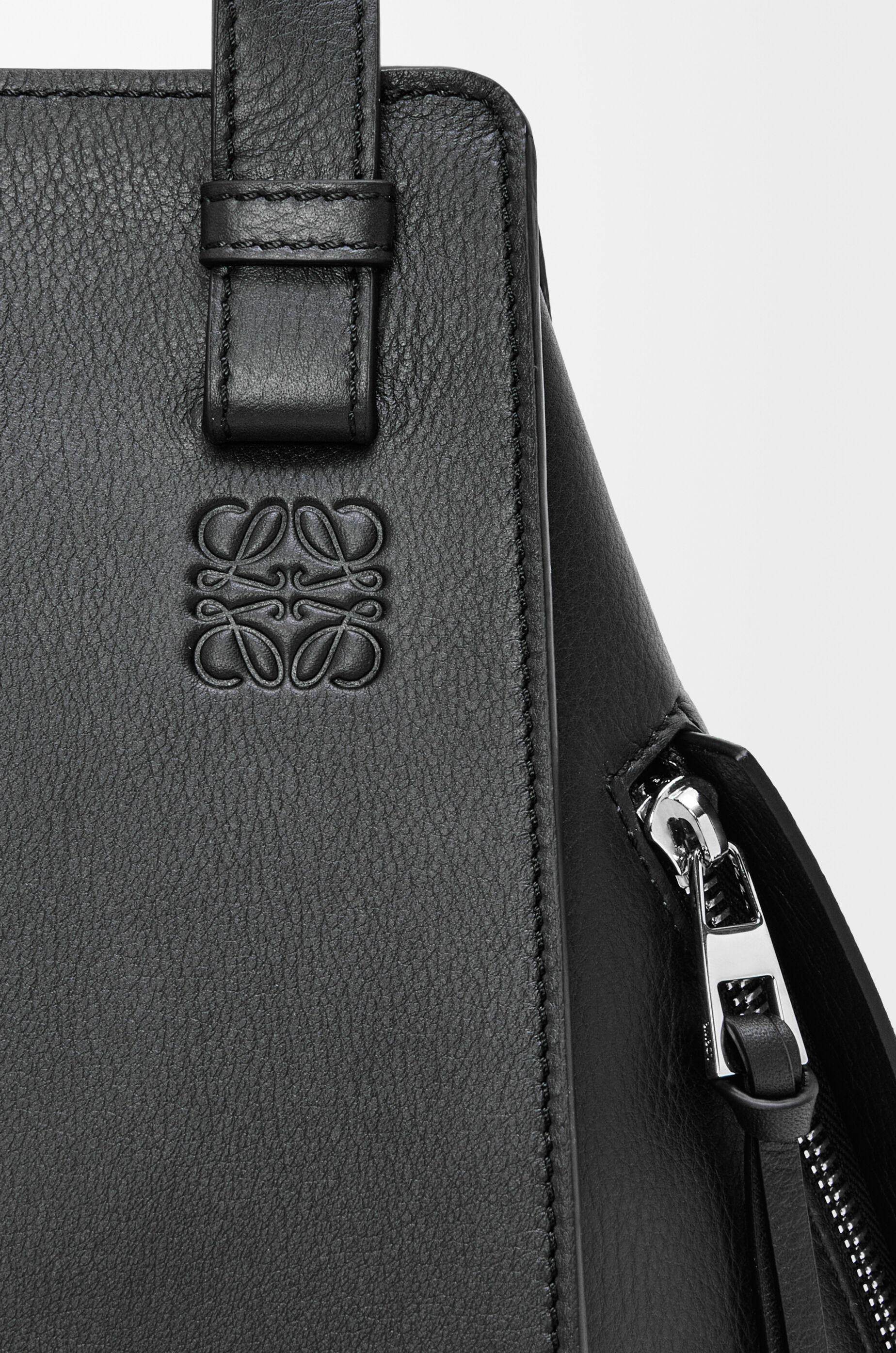 ハンモックバッグ スモール（クラシックカーフ） ブラック - LOEWE