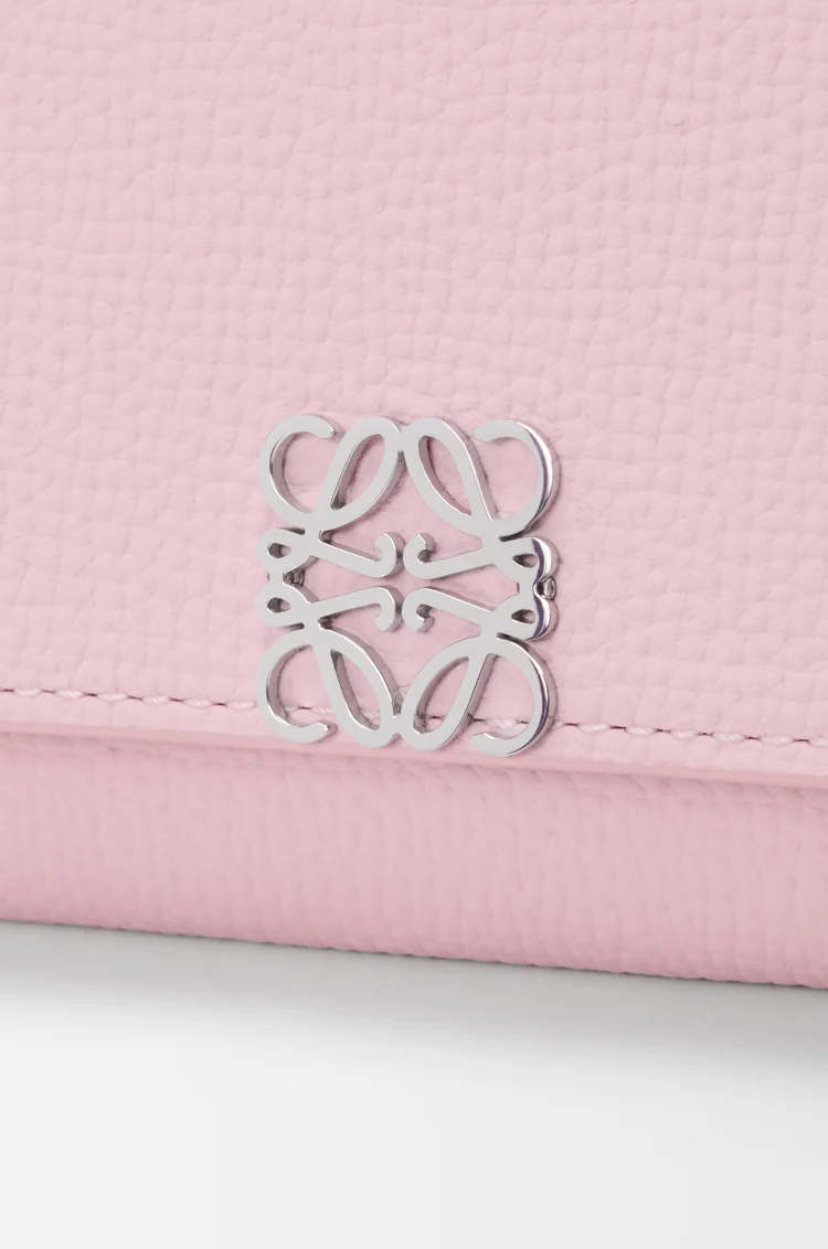 LOEWE 애너그램 컨티넨탈 지갑 - 페블 그레인 카프스킨 블러썸