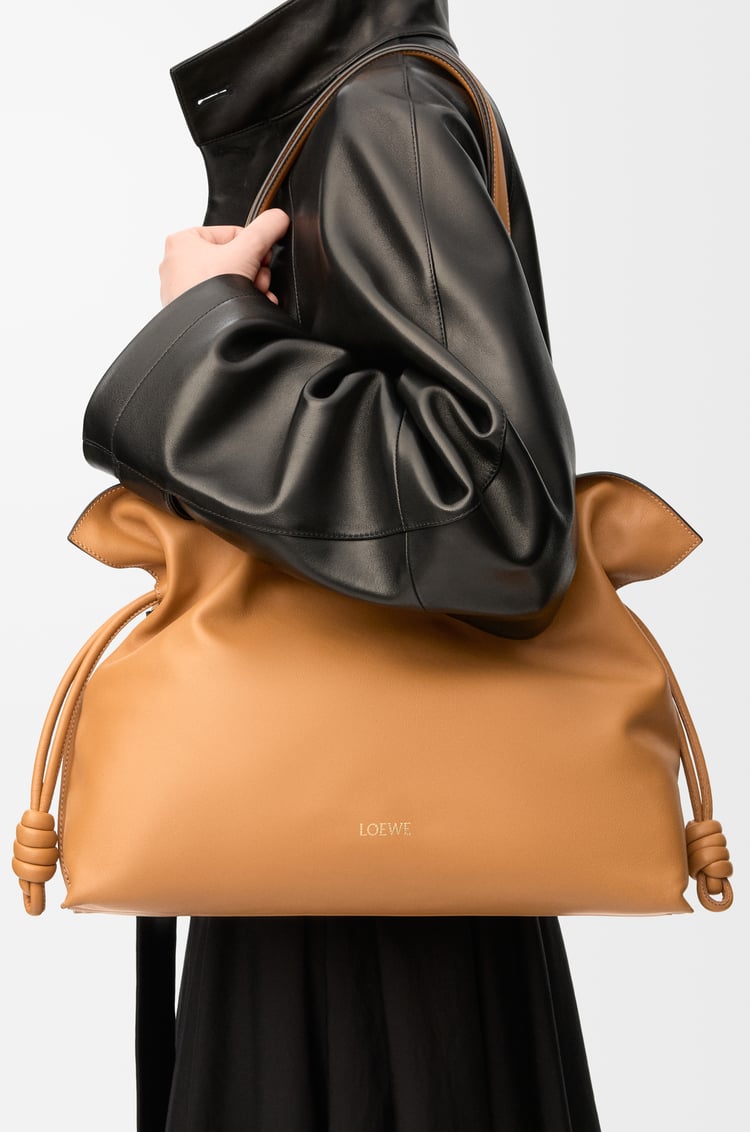 LOEWE Bolso Flamenco Clutch grande en piel napa de ternera Desierto Cálido