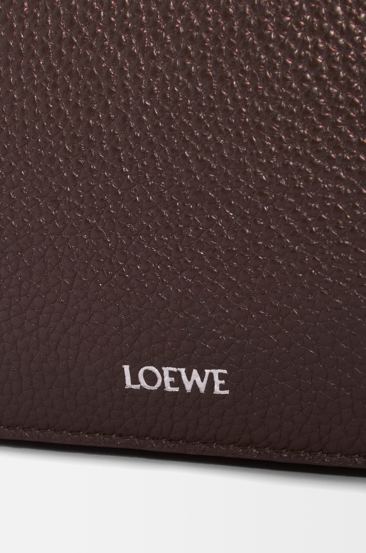 LOEWE Pebble messenger moyen en cuir de veau grainé souple Sang De Bœuf